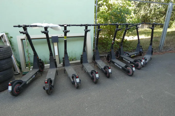 9x OKAI ES400A Profi E-Scooter